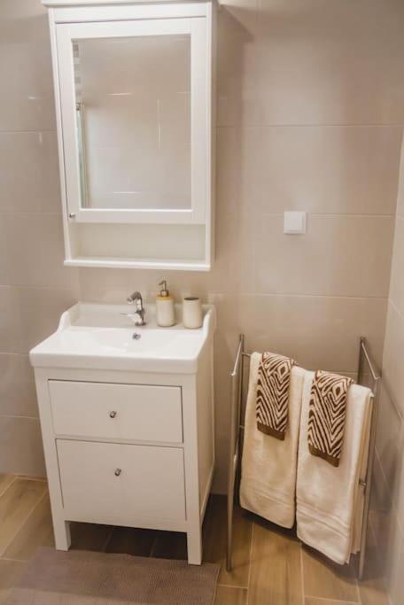 Lovely & Bright Renovated Apt. W/ Balcony In Lagos Esterno foto